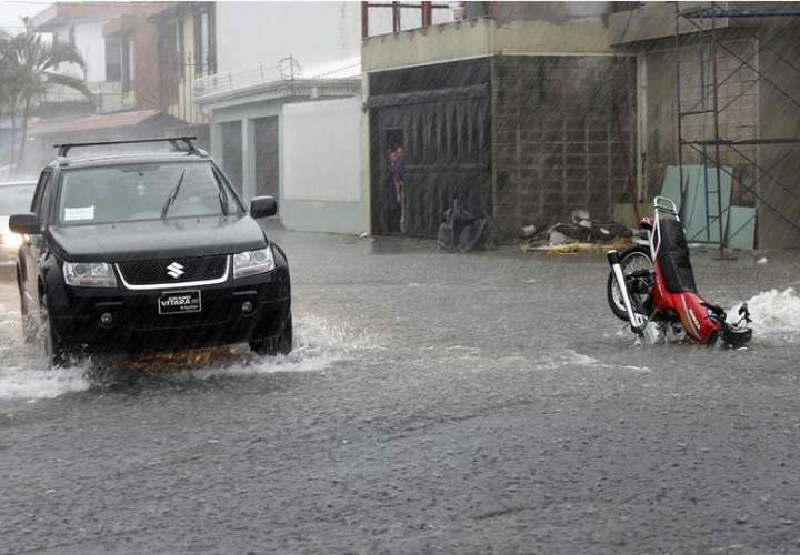 Las lluvias han disminuido su intensidad desde el fin de semana, lo que ha permitido que las autoridades realicen trabajos de asistencia humanitaria en comunidades que quedaron aisladas por el desbordamiento de ríos. EFE