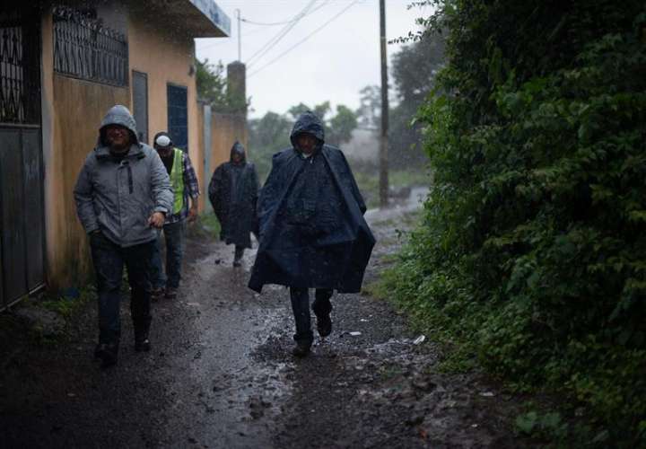 Conred dijo que se registraron 14 incidentes, entre ellos inundaciones, derrumbes, colapsos estructurales y deslizamientos que dejaron 11.694 afectados en los departamentos de Guatemala, Baja Verapaz, Izabal, Quetzaltenango, San Marcos y Santa Rosa. EFE