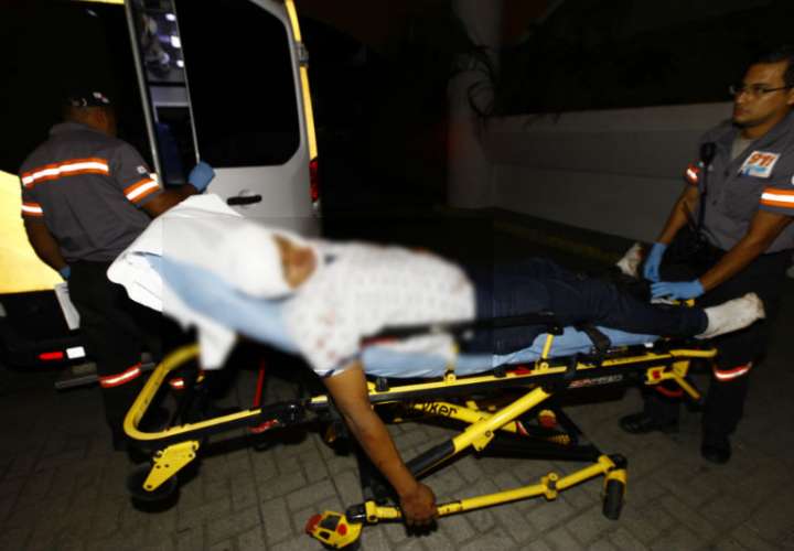 La víctima fue trasladada en una ambulancia hasta el hospital Santo Tomás. Foto: Alexander Santamaría