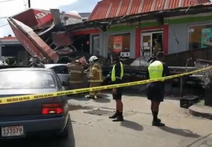 Techo de locales se desploma y cae sobre autos; hay 1 herido (Video) 