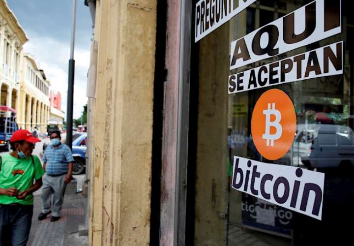 Fotografía de un local con un cartel donde avisa que se aceptan el uso de bitcoin hoy, en San Salvador (El Salvador). 