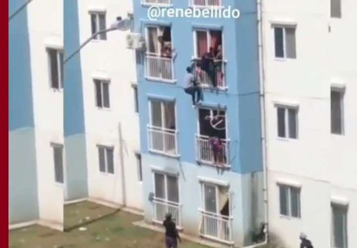 Hombres rescatan a una mujer en el residencial Los Lagos (Video)