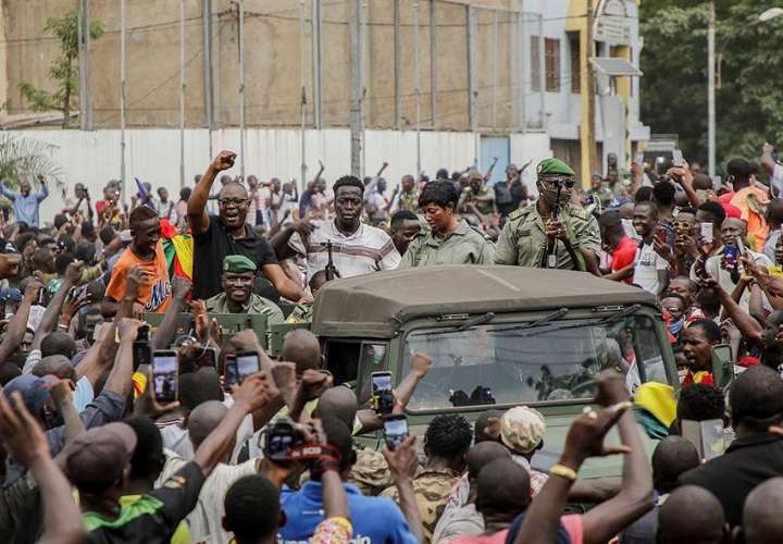 Unánime condena mundial al golpe de estado en Mali pero la calle lo celebra