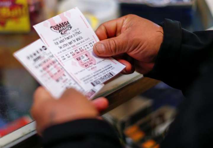 Un cliente compra boletos de lotería Mega Millions en una tienda minorista. EFE