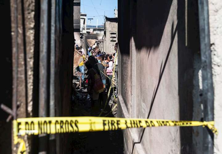 Curiosos permanecen en el lugar de una explosión hoy, en Cap Haitien (Haití). El primer ministro de Haití. EFE