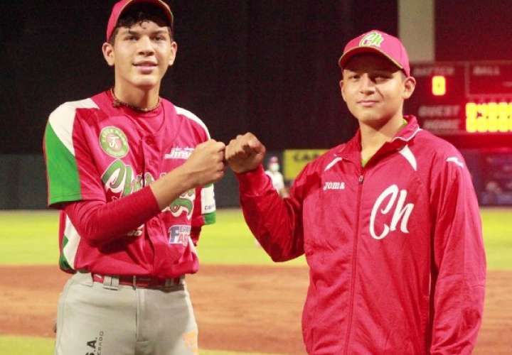 Luis Aguilar (der.) e Hiram Stanziola, protagonistas del triunfo de Chiriquí al lanzar un &quot;No Hit No Run Combinado&quot;. Foto: Fedebeis