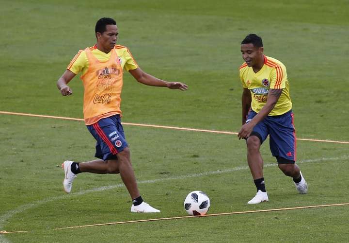 Luis Muriel (dcha.) y Carlos Bacca durante los entrenamientos de la selección de Colombia en Bogotá. Foto AP
