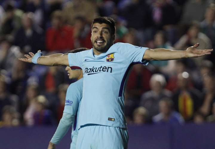 Luis Suárez completó la cuenta del cuadro azulgrana de penalti. Foto: AP