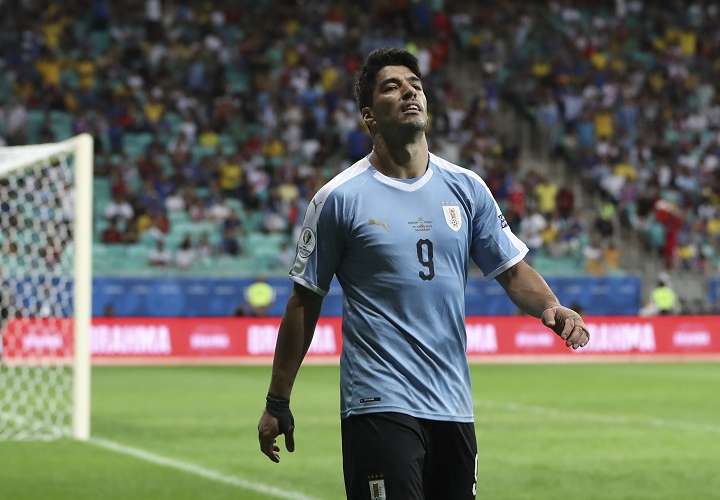  Luis Suárez se lamenta tras ser eliminados de la Copa América. Foto: AP