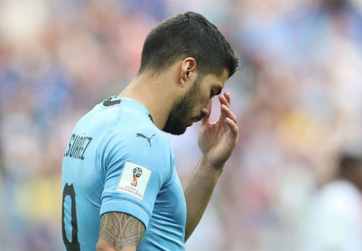 El delantero uruguayo Luis Suárez fue anulado por la defensa de Francia. Foto EFE