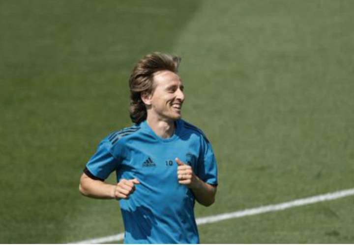 Luka Modric se mantendrá jugando con el conjunto merengue. 