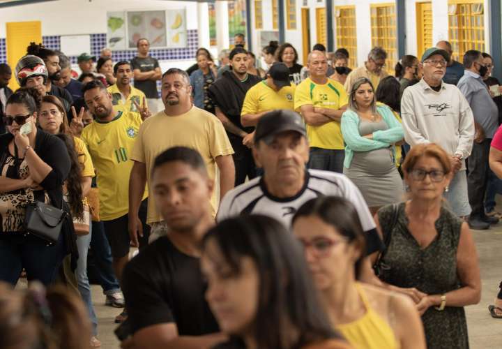 Abren los colegios electorales para la segunda vuelta en Brasil