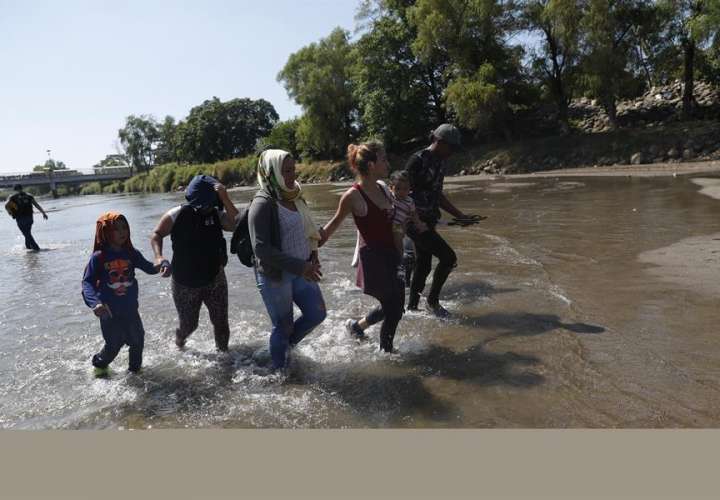 Madres de la caravana migrante desafían el peligro para sostener a sus hijos