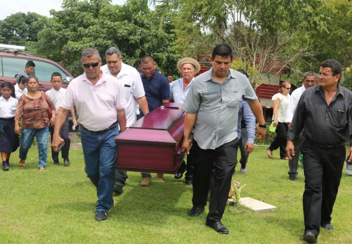  Último adiós a educadora asesinada en Veraguas