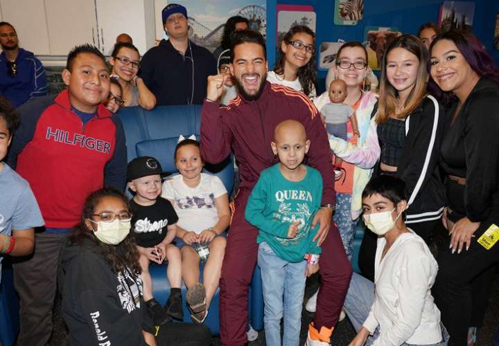 Maluma visitó a niños que padecen cáncer y se dejó cortar el cabello