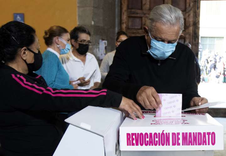 El mandatario mexicano, Andrés Manuel López Obrador, mientras emite su voto en una casilla de la Ciudad de México. EFE