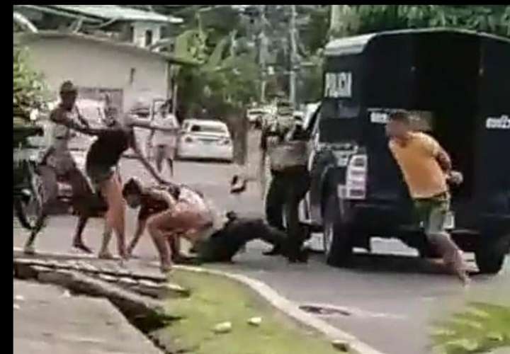 Mujeres golpean a policías porque le arrestaron a su man (Video)