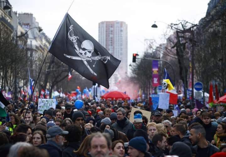 Personas participan en una manifestación contra la reforma del sistema de pensiones promovida por el Gobierno francés, en París