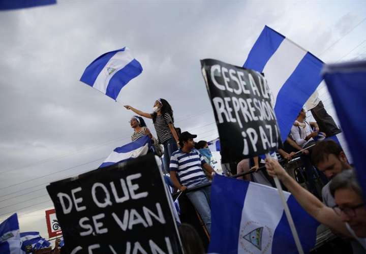 Un grupo de personas participa el 15 de mayo de 2018, en una manifestación en contra del Gobierno de Daniel Ortega en Managua (Nicaragua). EFE