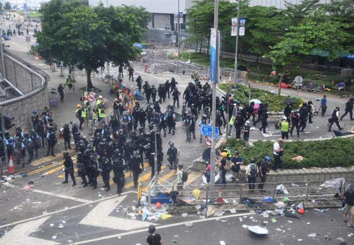 olicías y manifestantes se enfrentan durante las protestas en contra de la polémica ley de extradición ante el Consejo Legislativo en Hong Kong, China. EFE
