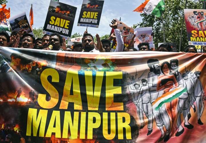 Miembros del Congreso de la Juventud de Tamil Nadu sostienen pancartas mientras participan en una manifestación por la violencia sexual contra las mujeres en el estado nororiental de Manipur. EFE