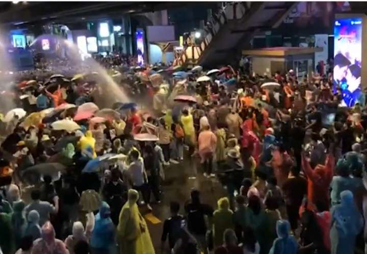 Le lanzan agua a manifestantes que burlan a la policía de Tailandia