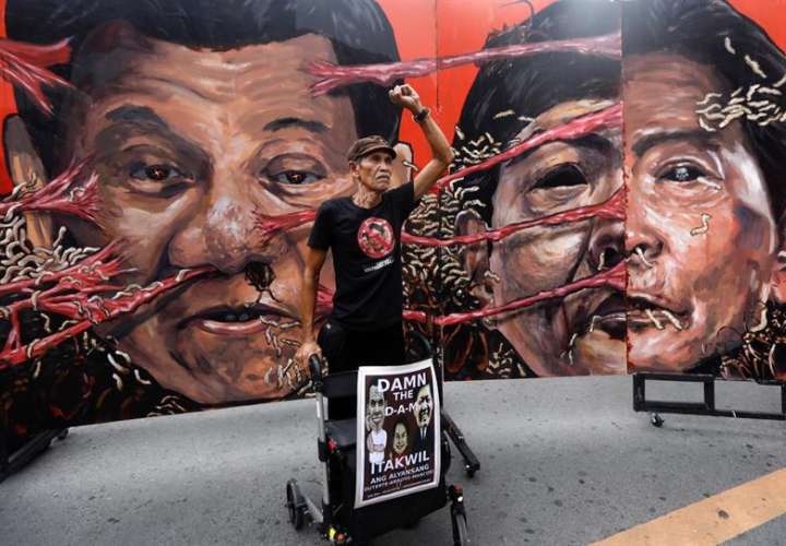  manifestante filipino participa en una marcha convocada coincidiendo con el 46 aniversario de la declaración de la ley marcial, en Manila (Filipinas), este 21 de septiembre. EFE