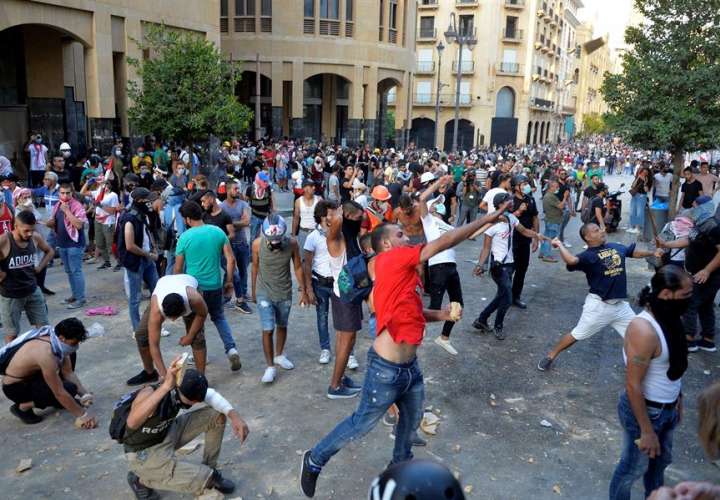 Manifestantes y Policía se enfrentan de nuevo en Beirut
