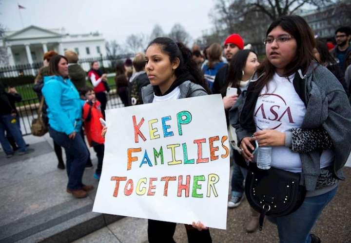 Vista de una manifestación frente a la Casa Blanca en favor de una reforma migratoria en EE.UU., en una fotografía de archivo. EFE