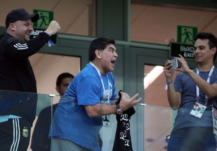 Diego Maradona (C) asumió como seleccionador de Argentina en noviembre de 2008 y dejó el cargo en 2010. Foto: EFE