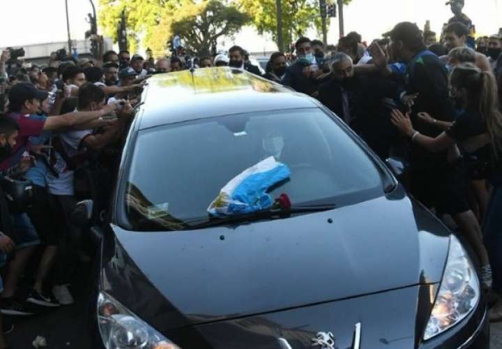 Se inicia el traslado de los restos de Maradona hacia el cementerio