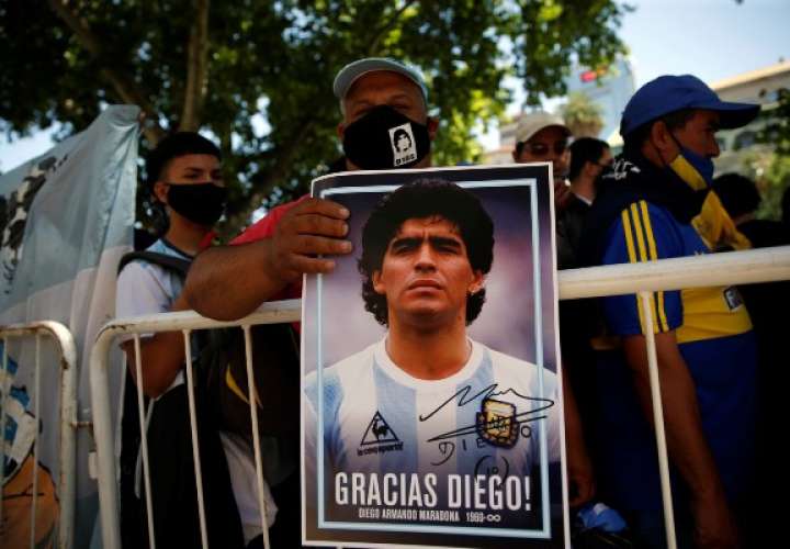 Los fanáticos de la leyenda del fútbol Diego Armando Maradona acuden a visitar la capilla funeraria instalada en la Casa Rosada, hoy en Buenos Aires (Argentina). Foto: EFE