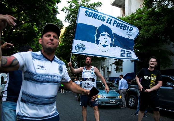 Los fanáticos de Gimnasia La Plata pedían la continuidad de Maradona. / Foto EFE