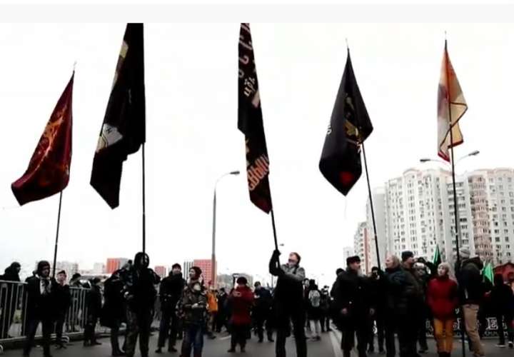 "Marcha rusa" en Moscú concentra a un centenar de nacionalistas