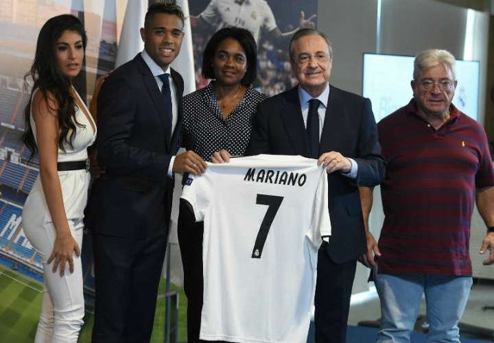 Mariano Díaz cuando fue presentado en su regreso al Real Madrid. Foto: EFE