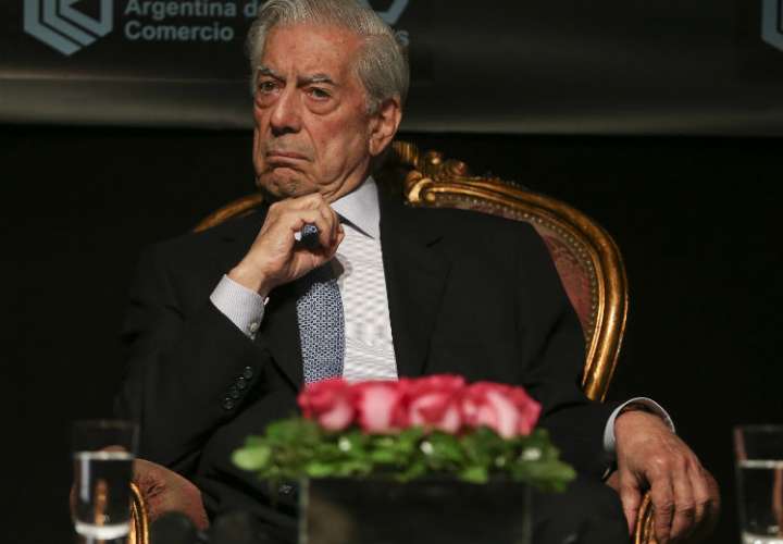 Mario Vargas Llosa sale del hospital