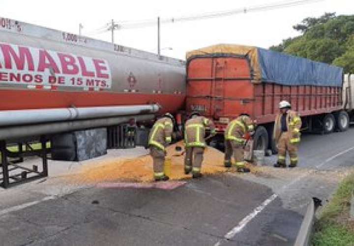 Choque entre camiones provoca derrame de gasolina y maíz