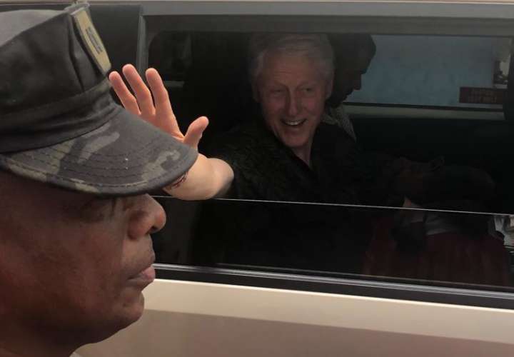 Expresidente Clinton camina por el Casco Antiguo