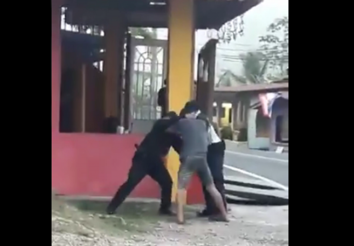 Lucha de "máscara contra cabellera" para  poder desarmar a un sujeto en Colón