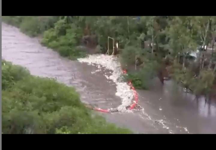 Se suelta biobarrera en el río Matías Hernández, desechos van al mar 