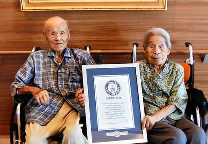 Masao Matsumoto, a la edad de 108 años y su esposa, Miyako, de 101 años.