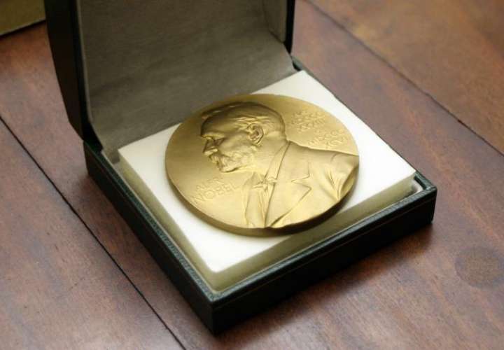 Detalle de la medalla correspondiente al premio Nobel de Literatura. EFE Archivo