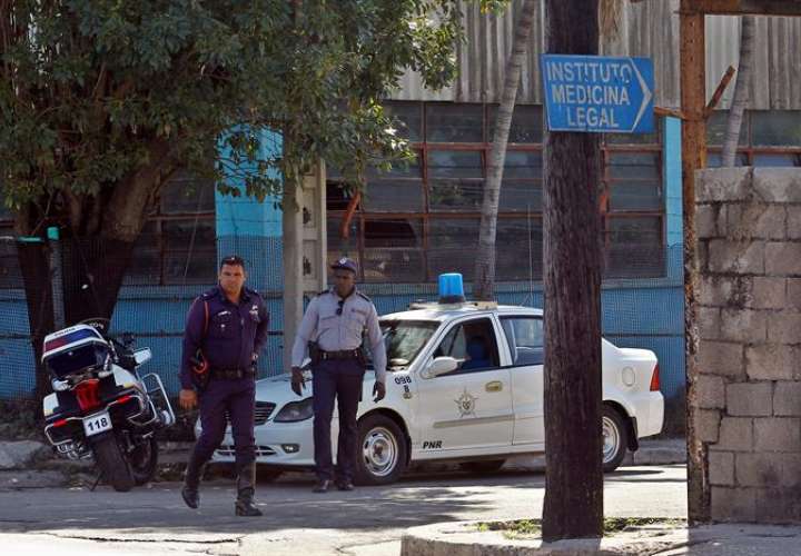 Policías cubanos custodian el sábado 19 de mayo de 2018, el acceso al Instituto de Medicina Legal en La Habana (Cuba), donde se realiza la identificación de las víctimas del accidente aéreo ocurrido ayer en el que fallecieron 108 de los 111 ocupantes. EFE