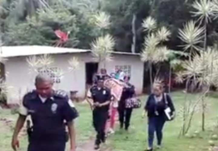 Senniaf y Policía acuden a casa de bebé rescatado en la vía Interamericana