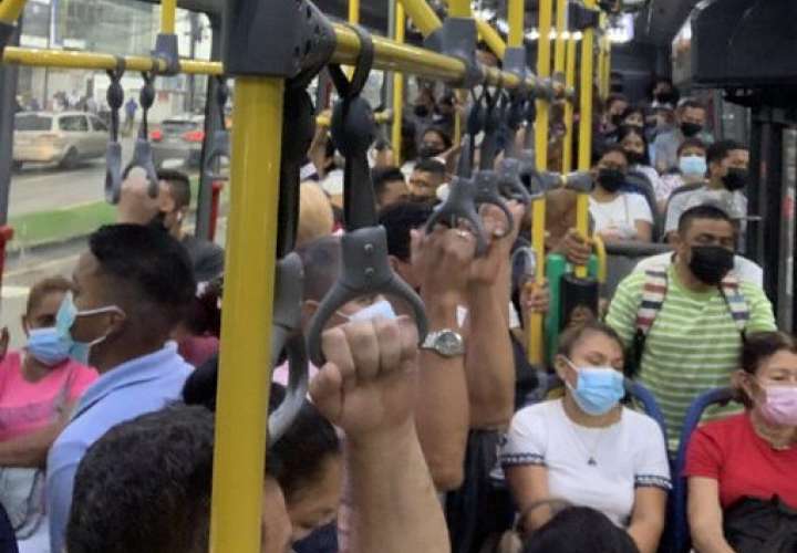 "El remedio es peor que la enfermedad", afirman usuarios de metrobús