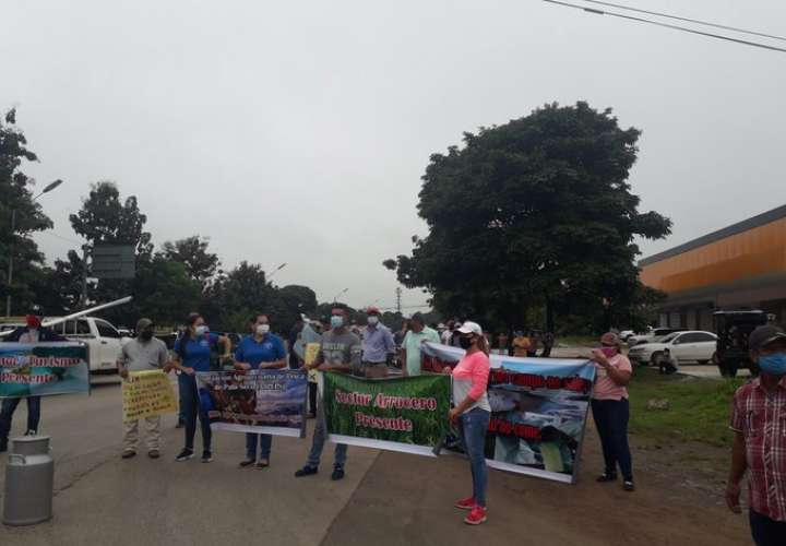 Productores y residentes de Mariato-Atalaya exigen reparación de la carretera