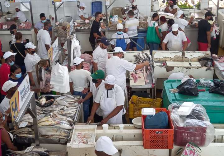 Abarrotan mercado para comprar productos del mar [Videos]