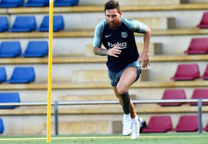 Lionel Messi se incorporó hoy martes a los entrenamientos en Barcelona.