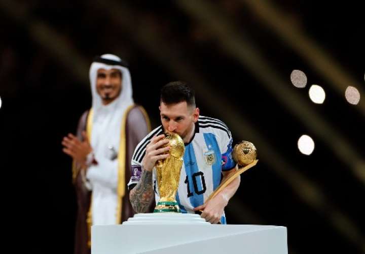 Lionel Messi besa la Copa Mundial.