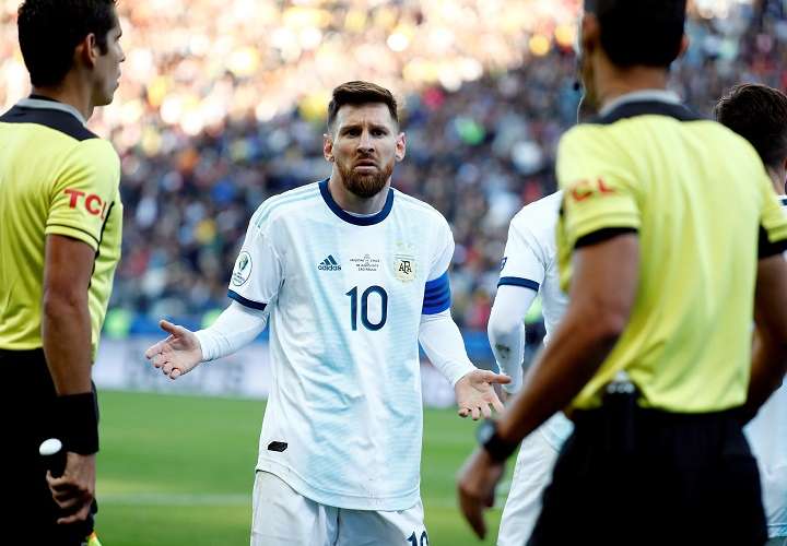  Lionel Messi de Argentina reclama luego de ser expulsado durante el partido Argentina-Chile por el tercer puesto de la Copa América de Fútbol 2019. Foto: EFE